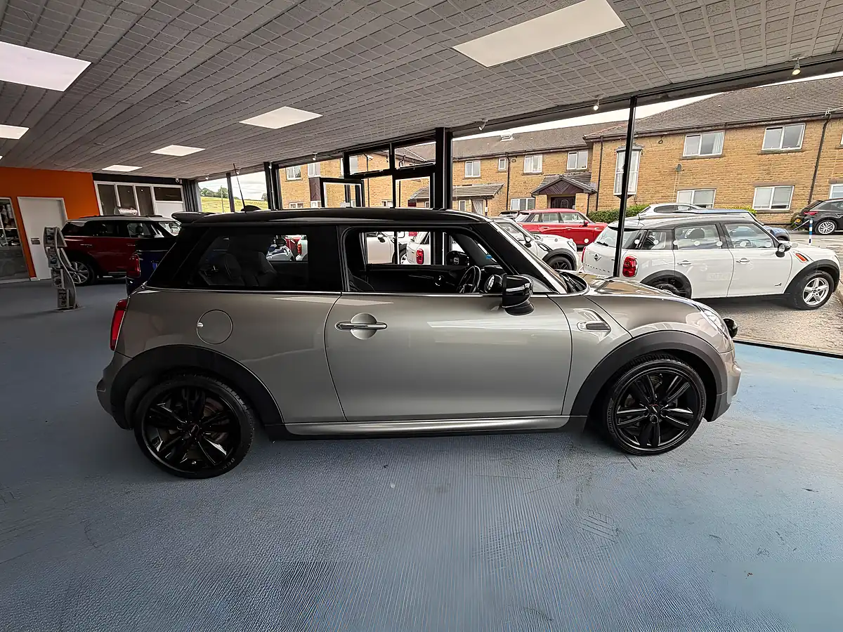 Used 2019 MINI Hatch Cooper Sport Silver - Interior and Exterior details 2