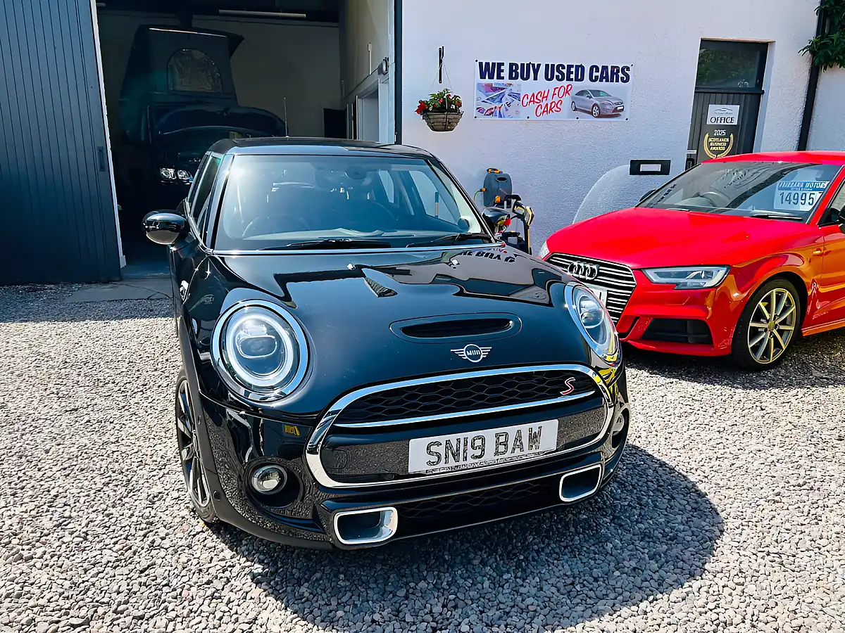 Used 2019 MINI Hatch Exclusive Black - Front View