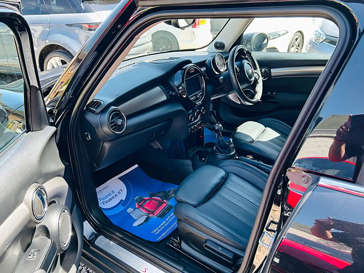 Used 2019 MINI Hatch Exclusive Black - Interior and Exterior details 5
