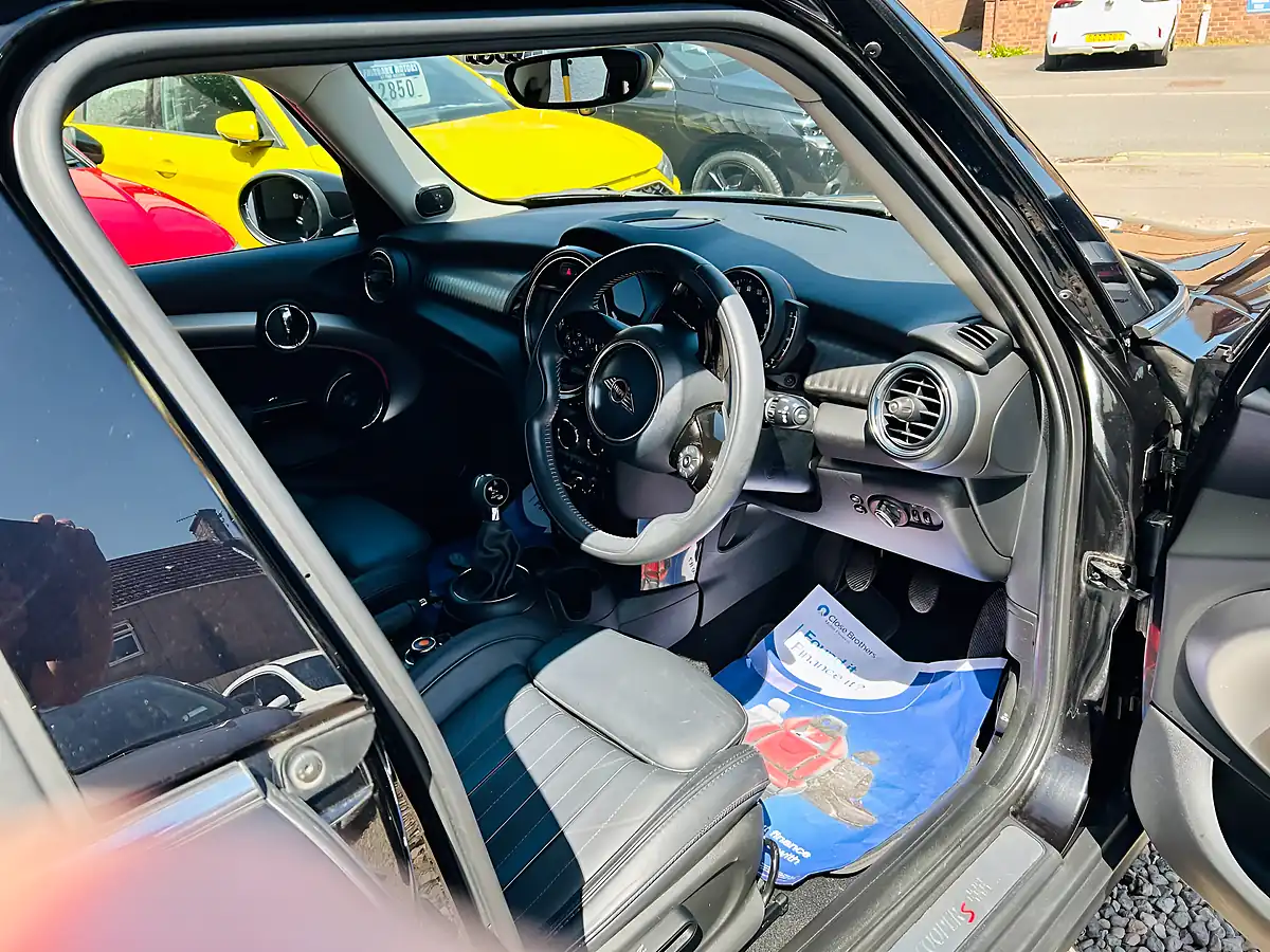 Used 2019 MINI Hatch Exclusive Black - Interior and Exterior details 6