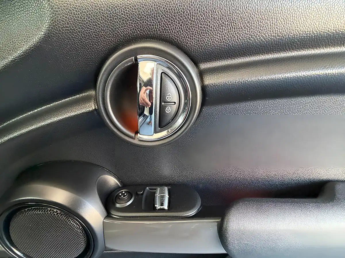 Used 2019 MINI Hatch One Classic White - Interior and Exterior details 11
