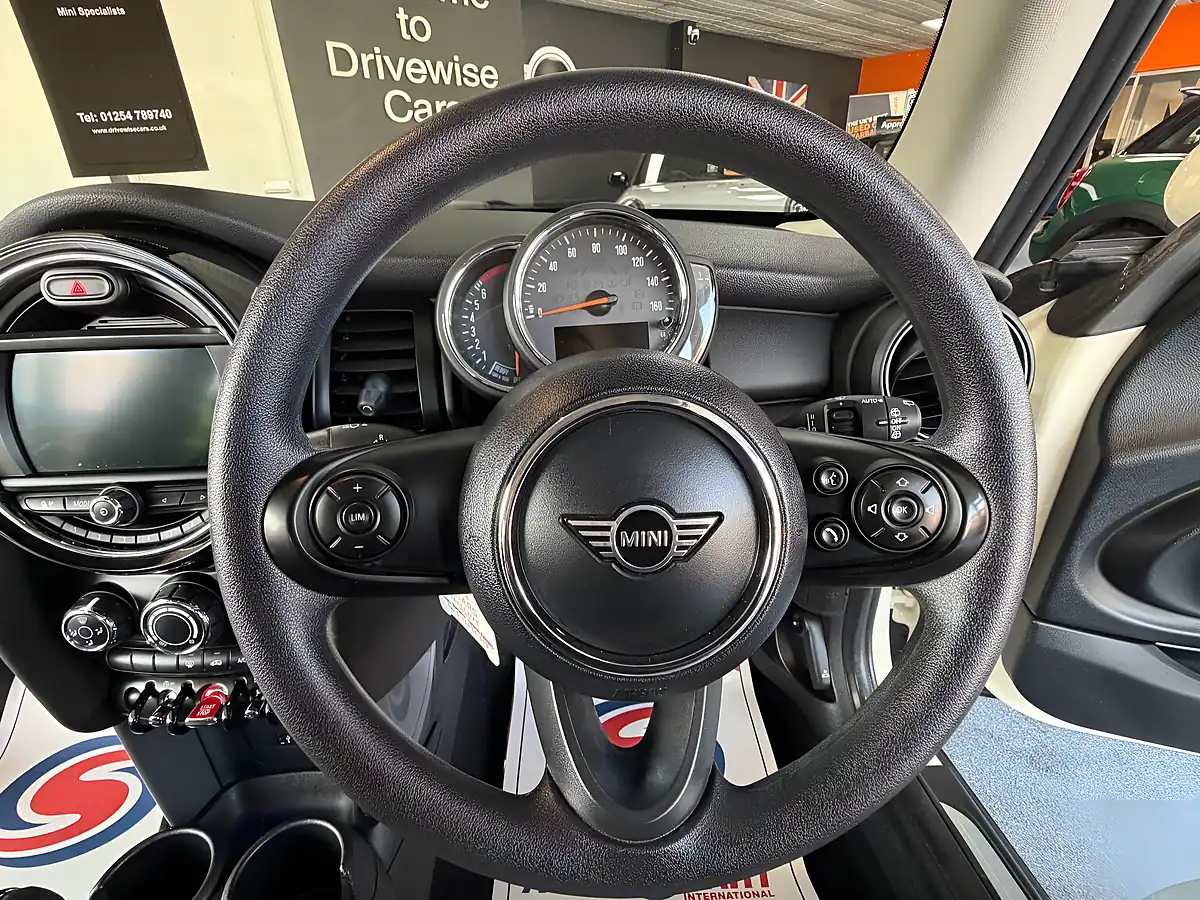 Used 2019 MINI Hatch One Classic White - Interior and Exterior details 12
