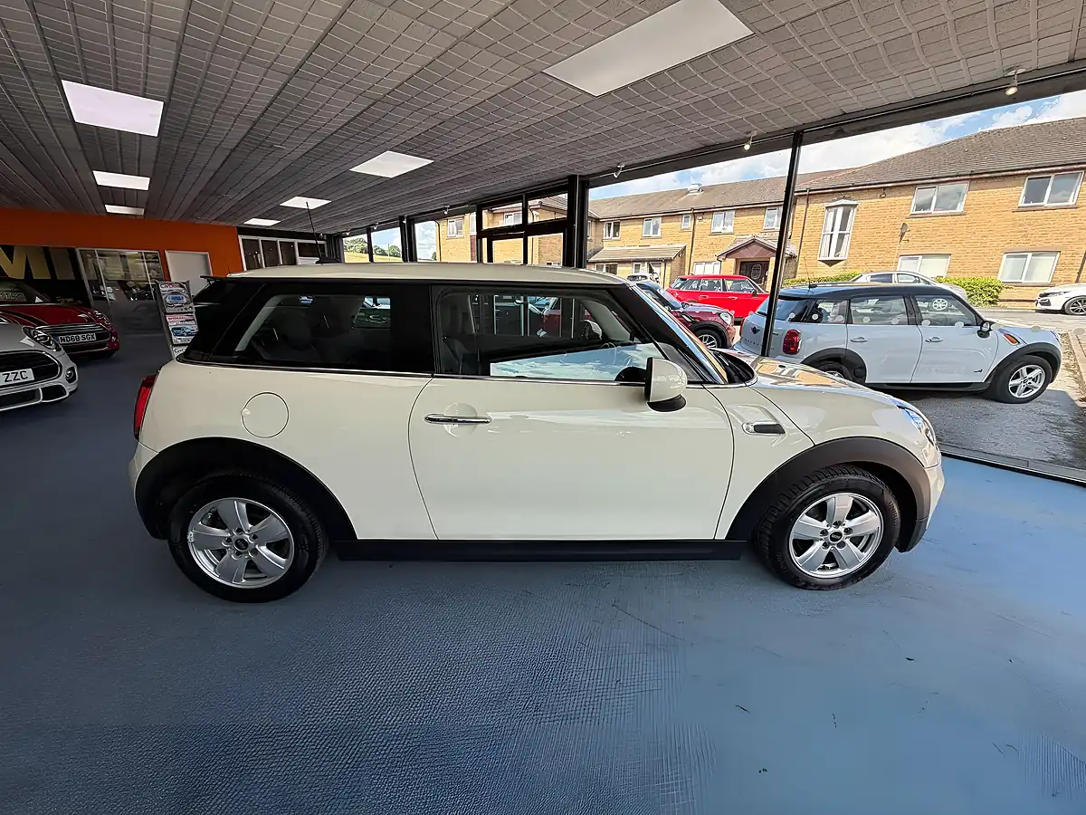 Used 2019 MINI Hatch One Classic White - Interior and Exterior details 2