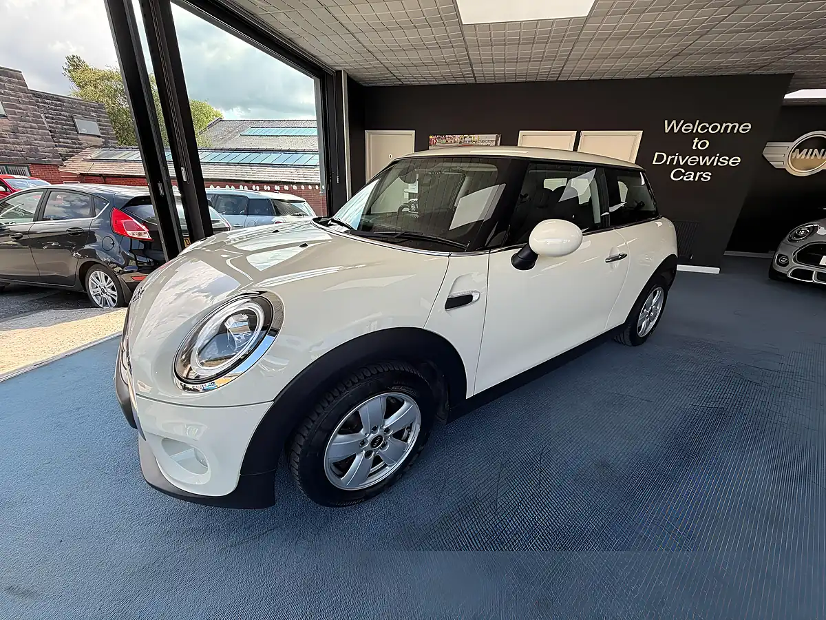 Used 2019 MINI Hatch One Classic White - Interior and Exterior details 5