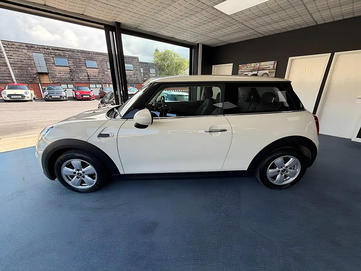 Used 2019 MINI Hatch One Classic White - Interior and Exterior details 6