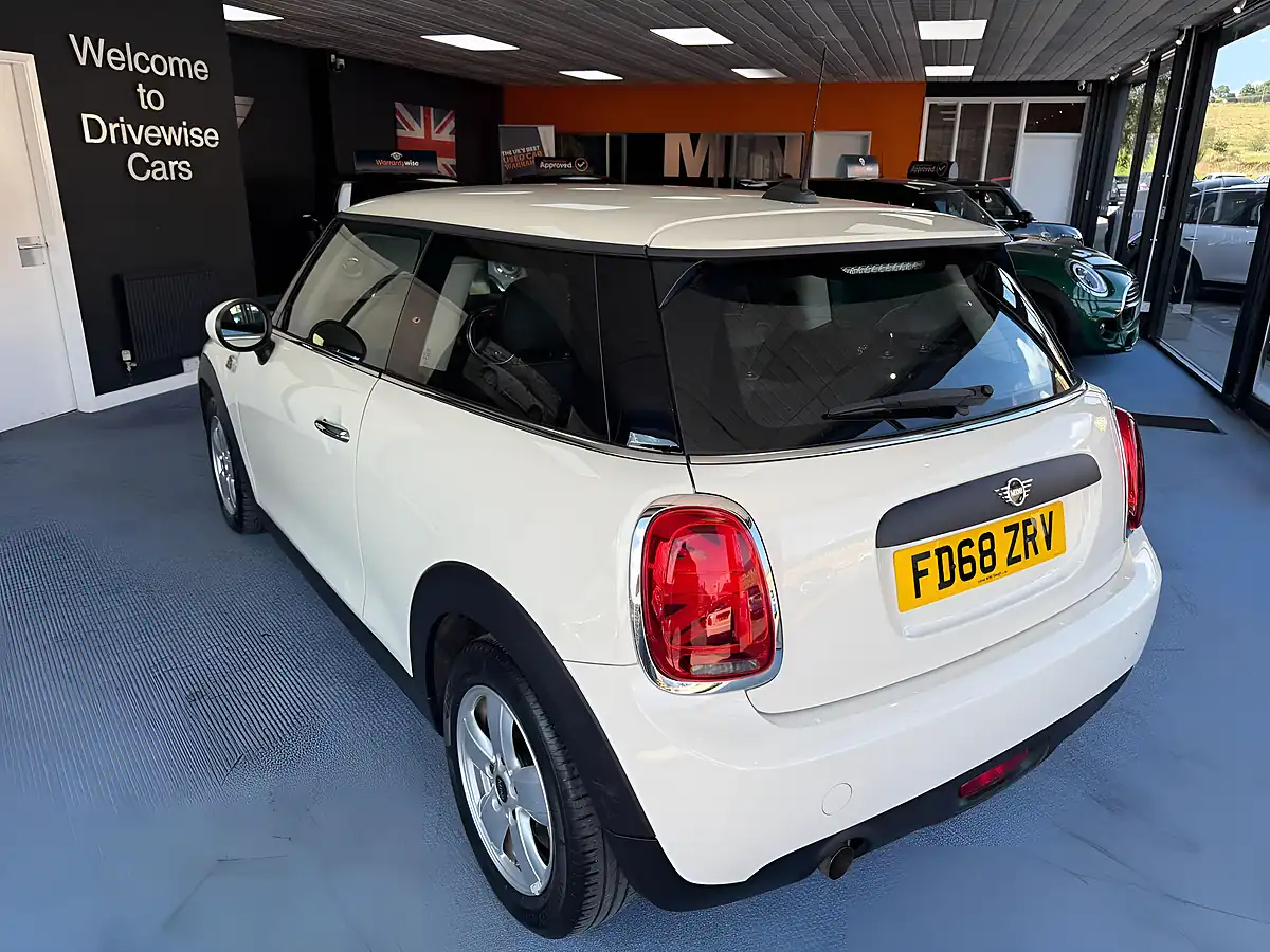 Used 2019 MINI Hatch One Classic White - Interior and Exterior details 7