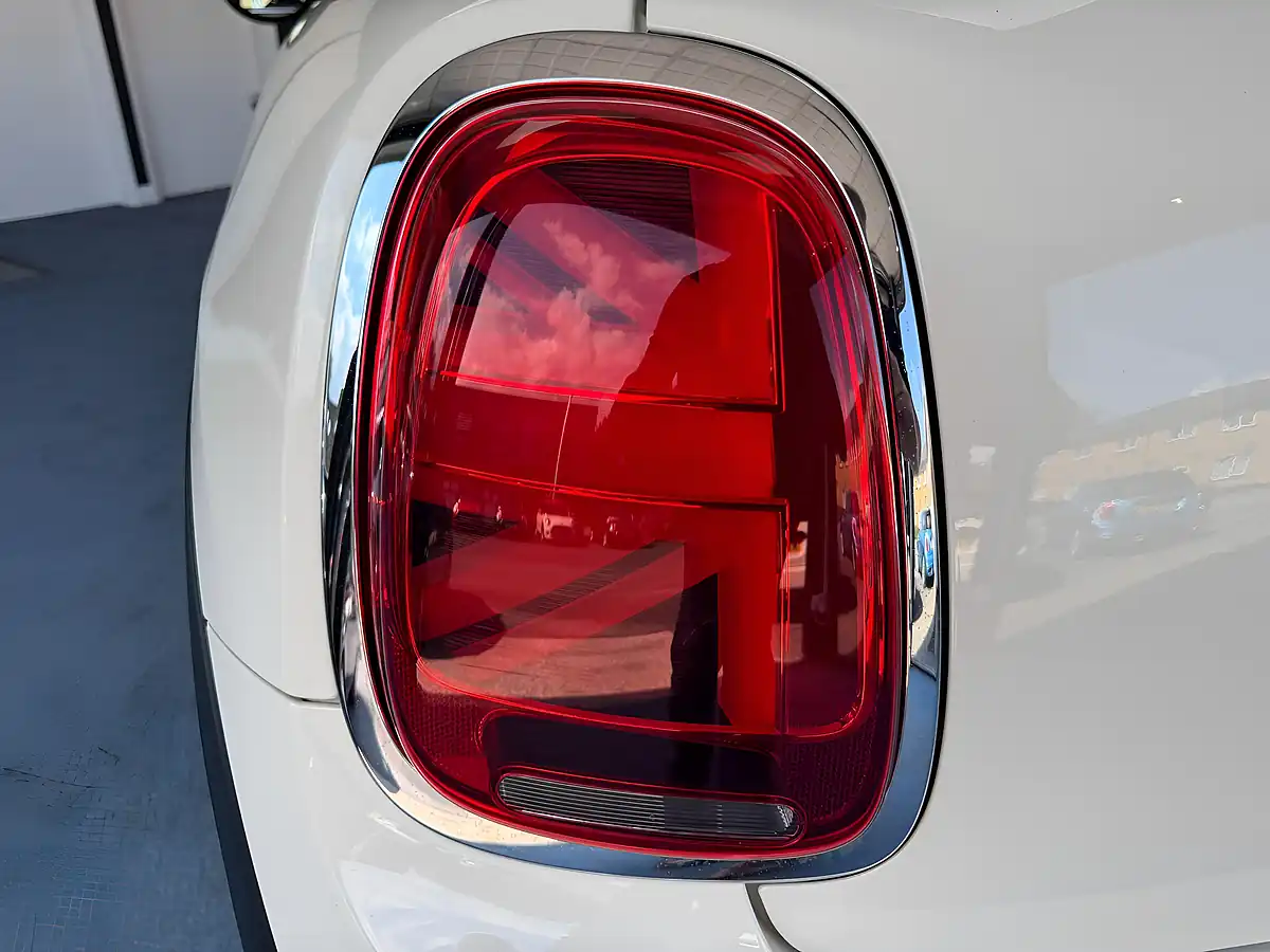 Used 2019 MINI Hatch One Classic White - Interior and Exterior details 8
