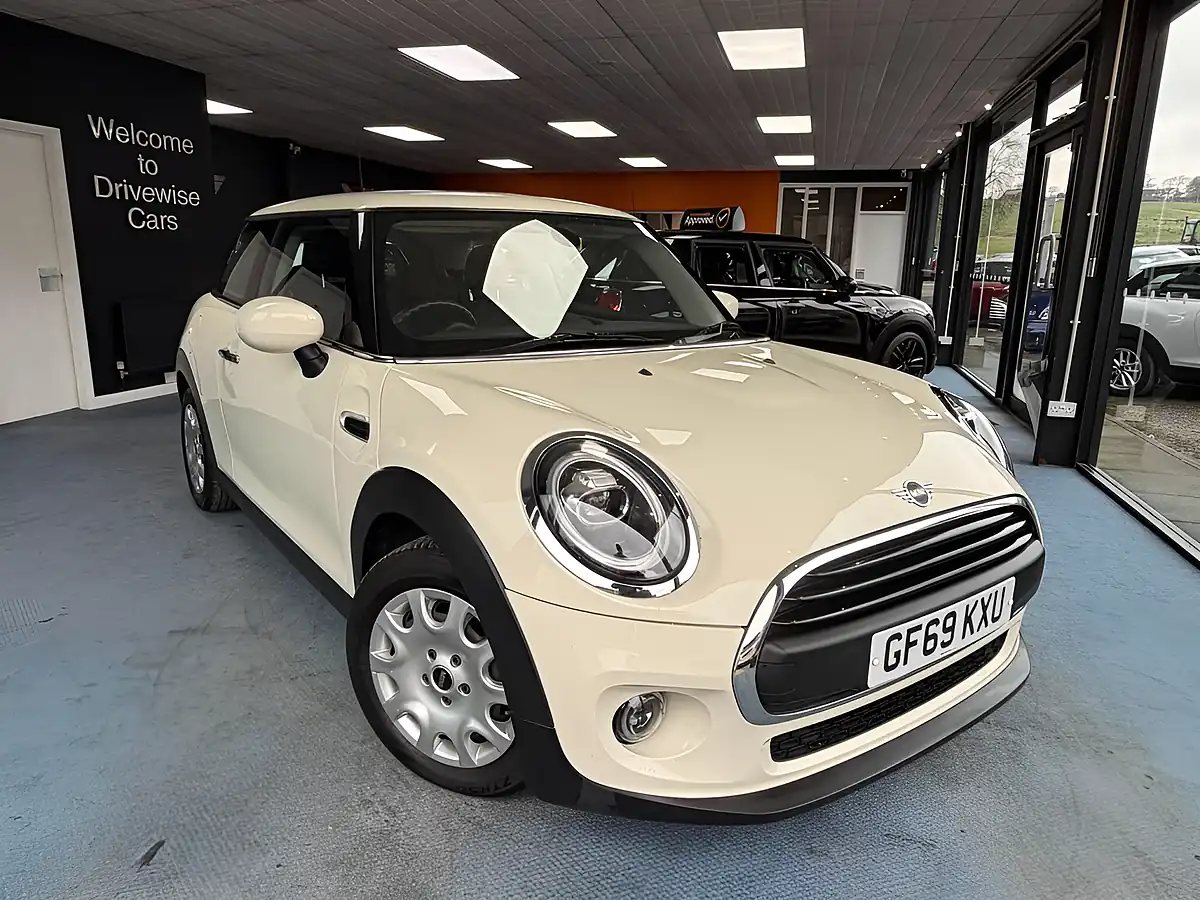 Used 2019 MINI Hatch One Classic White - Front View