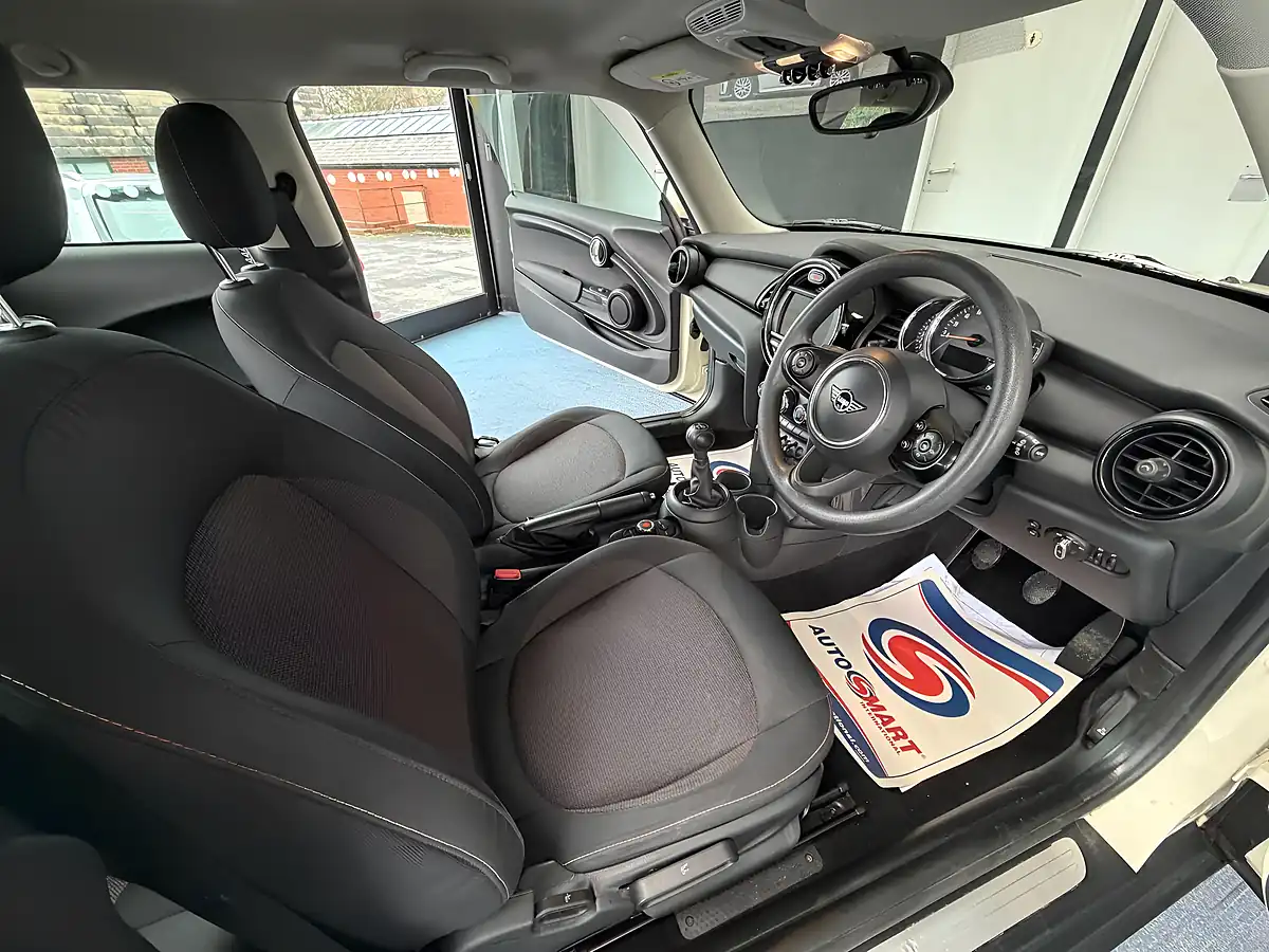 Used 2019 MINI Hatch One Classic White - Interior and Exterior details 11