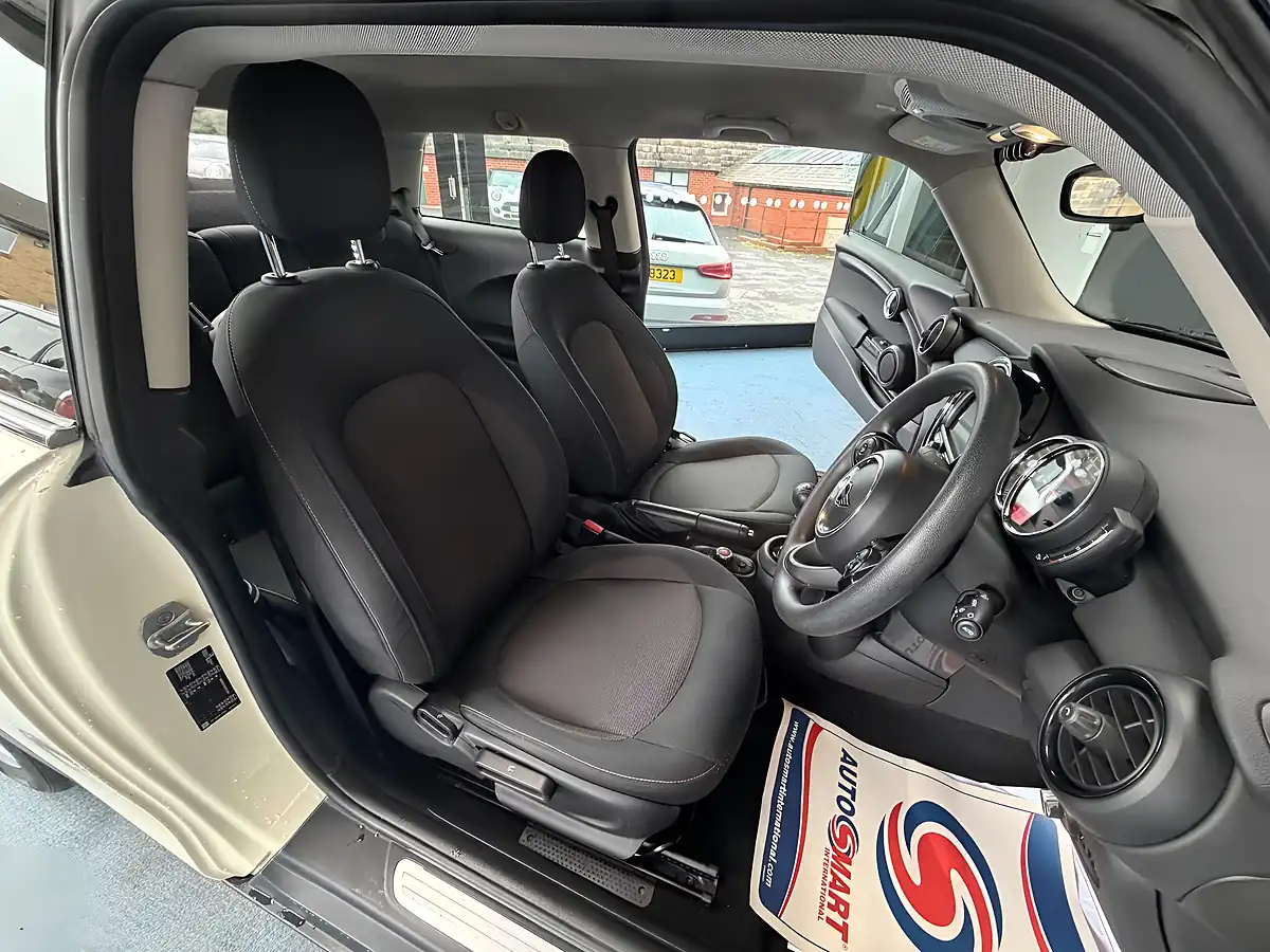 Used 2019 MINI Hatch One Classic White - Interior and Exterior details 12