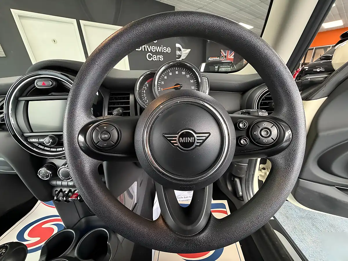 Used 2019 MINI Hatch One Classic White - Interior and Exterior details 16