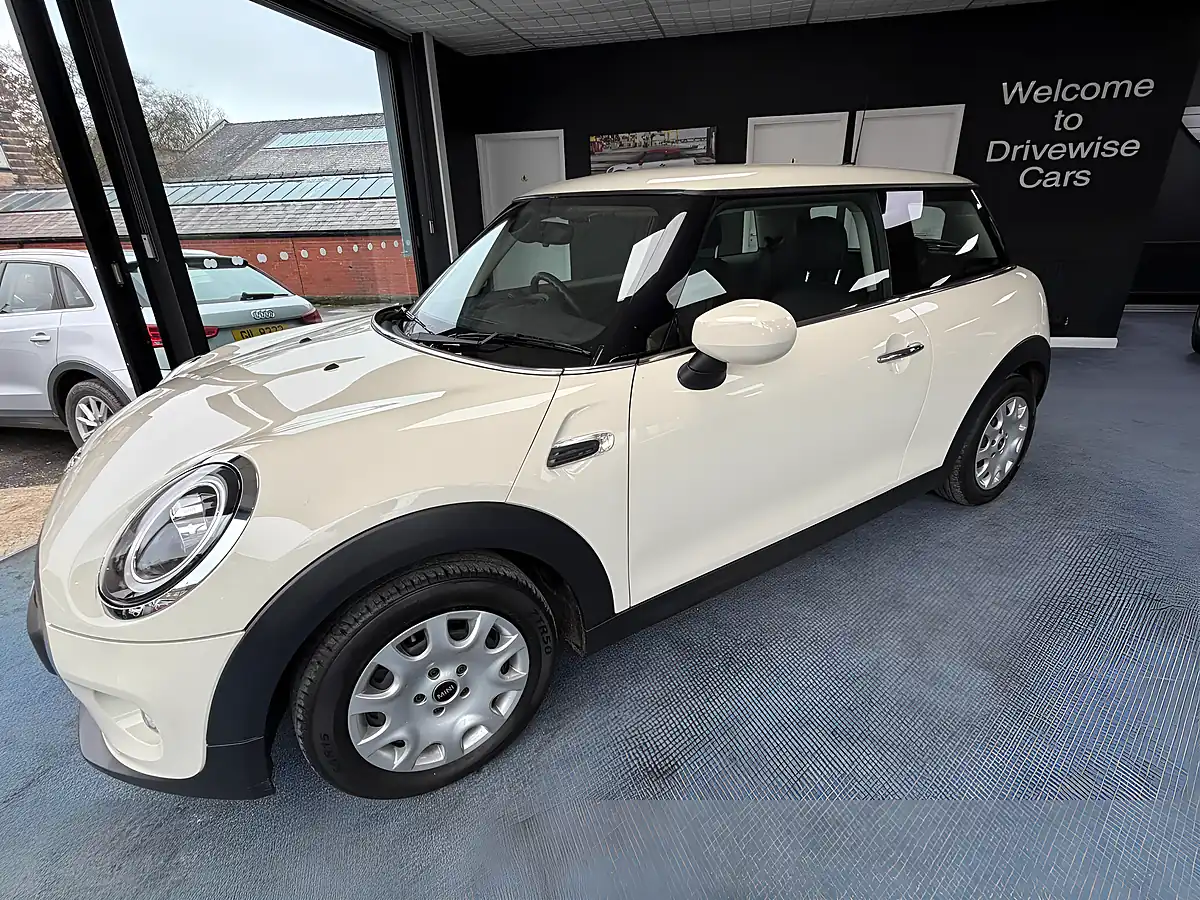 Used 2019 MINI Hatch One Classic White - Interior and Exterior details 5