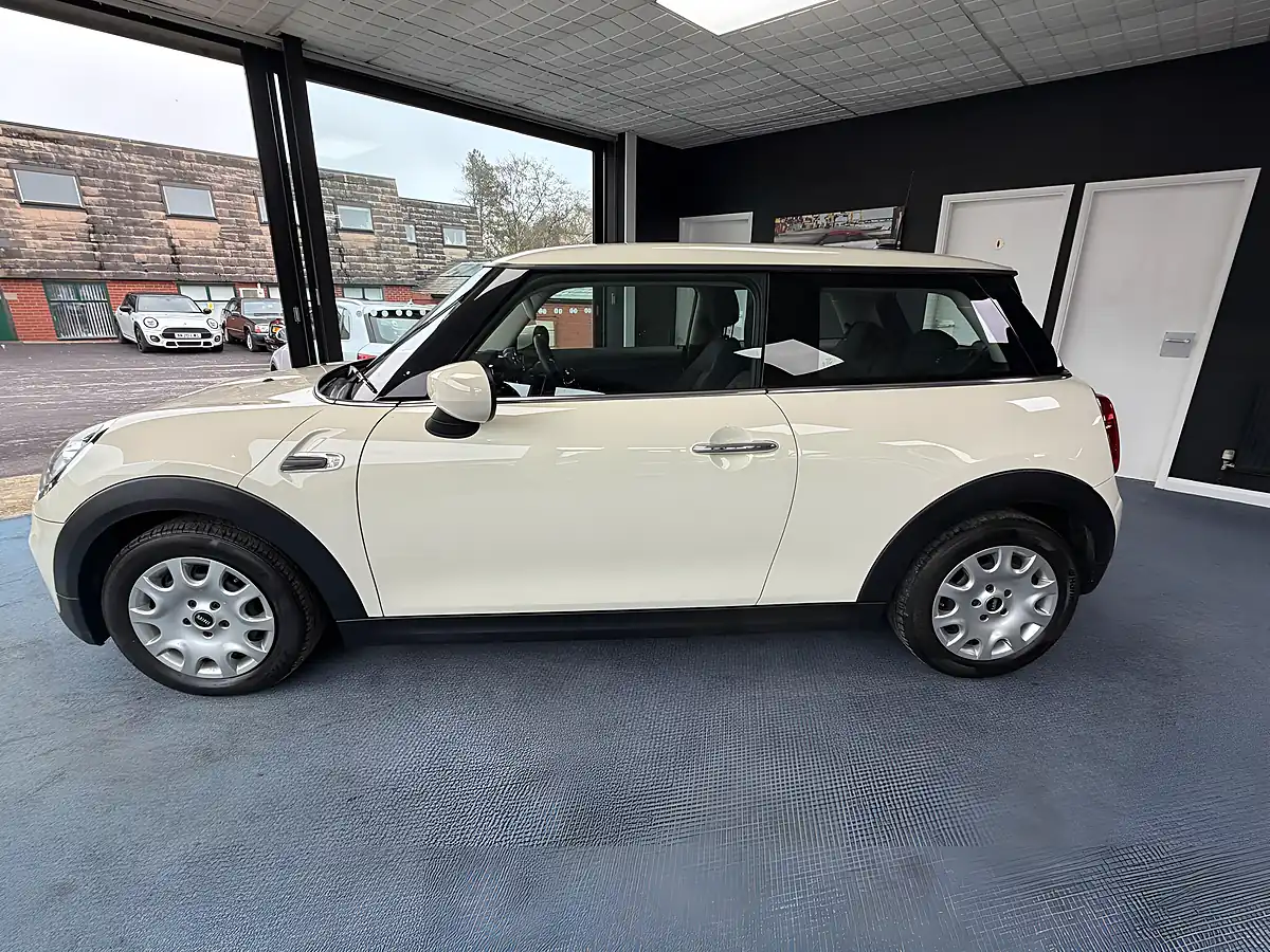 Used 2019 MINI Hatch One Classic White - Interior and Exterior details 6