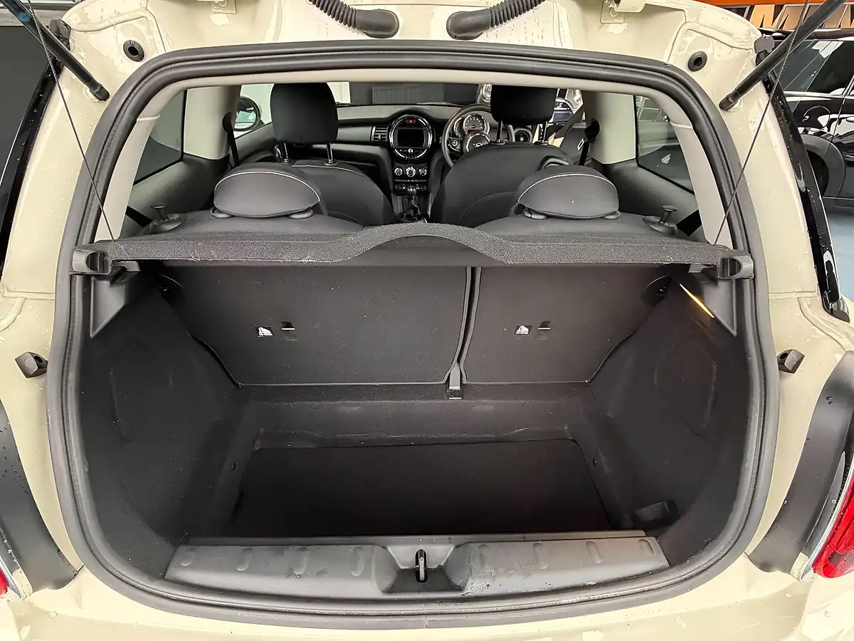 Used 2019 MINI Hatch One Classic White - Interior and Exterior details 9