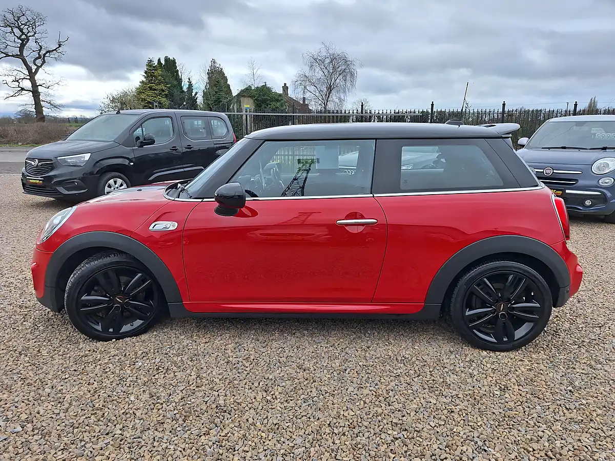 Used 2019 MINI Hatch Sport Red - Interior and Exterior details 5