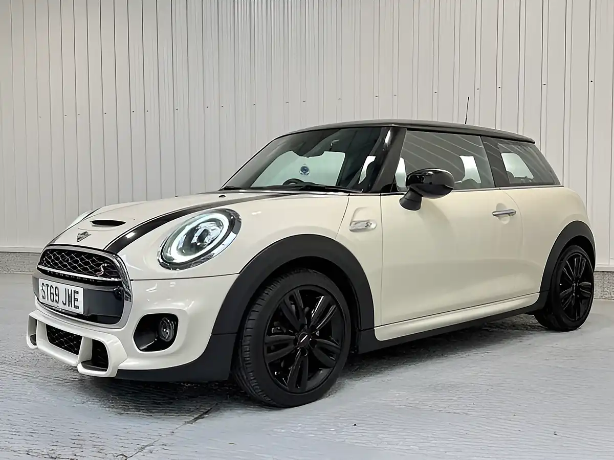 Used 2019 MINI Hatch Sport White - Interior and Exterior details 3