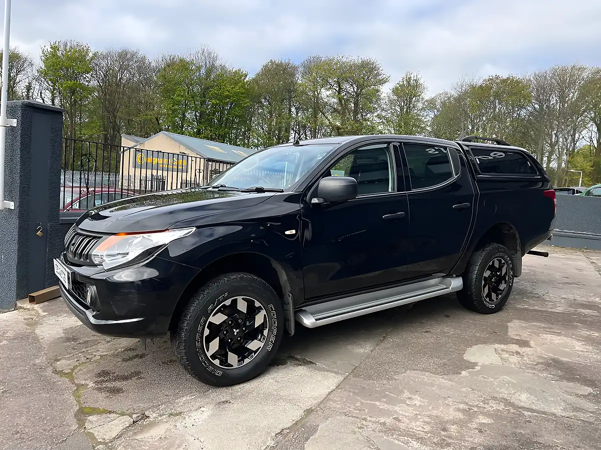 Used 2019 Mitsubishi L200 4Life Black - Interior and Exterior details 8