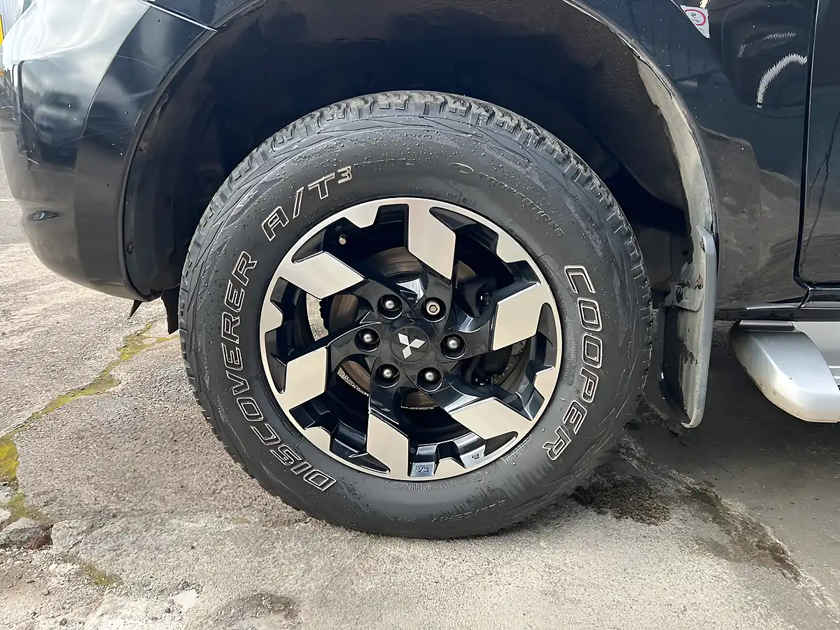 Used 2019 Mitsubishi L200 4Life Black - Interior and Exterior details 9