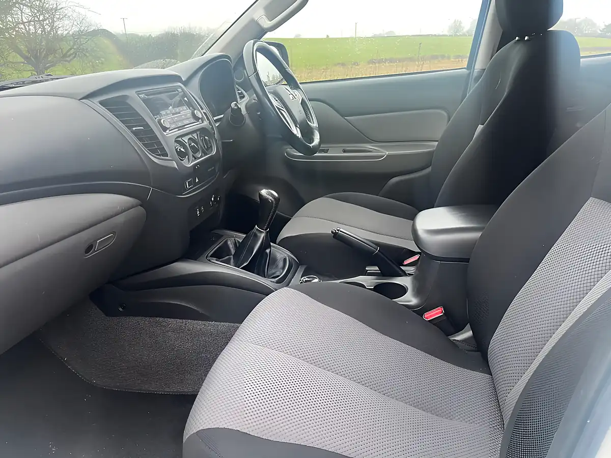 Used 2019 Mitsubishi L200 4Life White - Interior and Exterior details 7