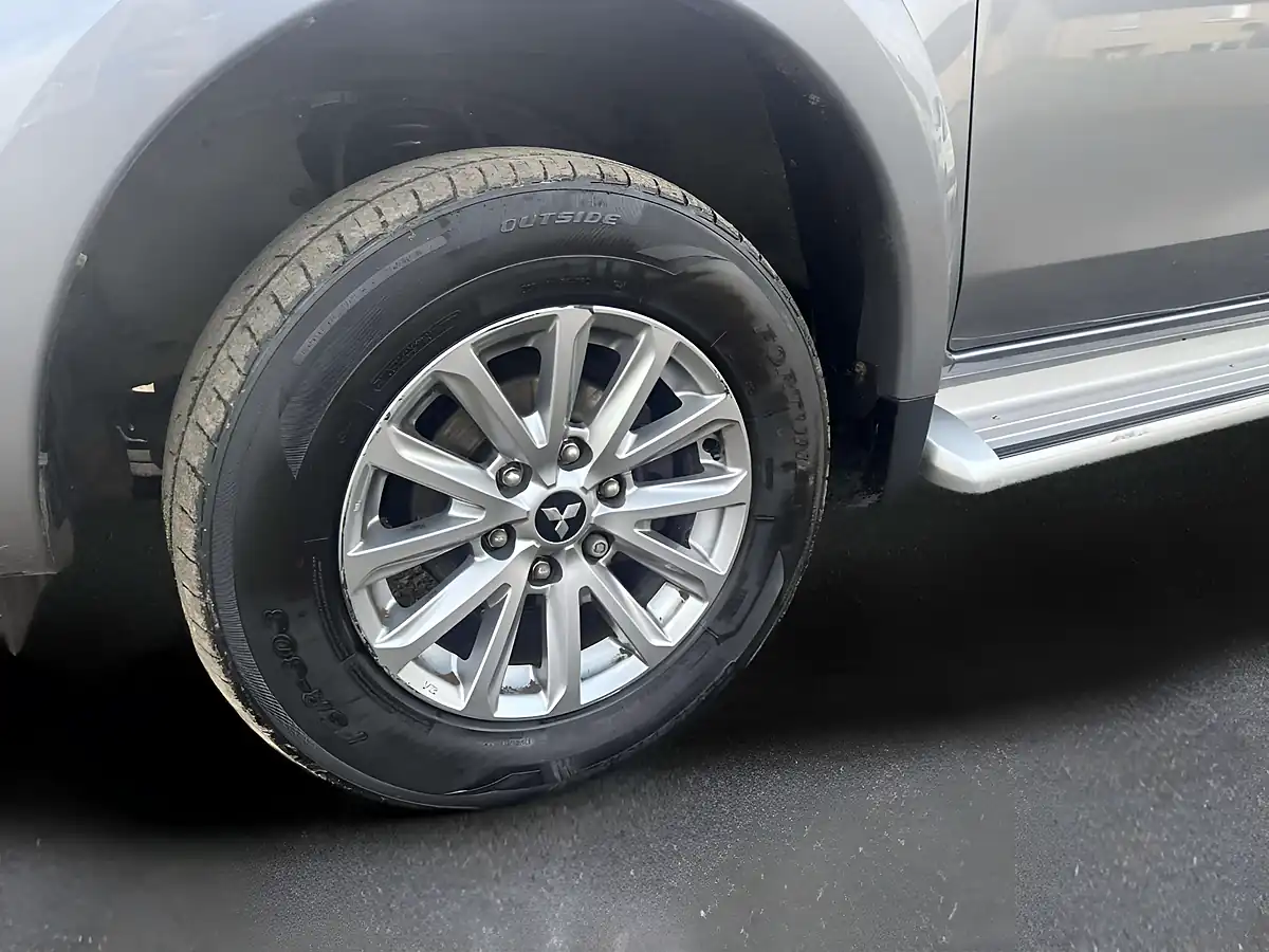 Used 2019 Mitsubishi L200 Barbarian Grey - Interior and Exterior details 15