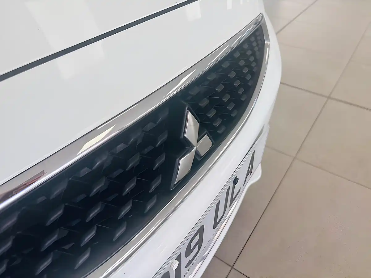 Used 2019 Mitsubishi Mirage 3 White - Interior and Exterior details 13