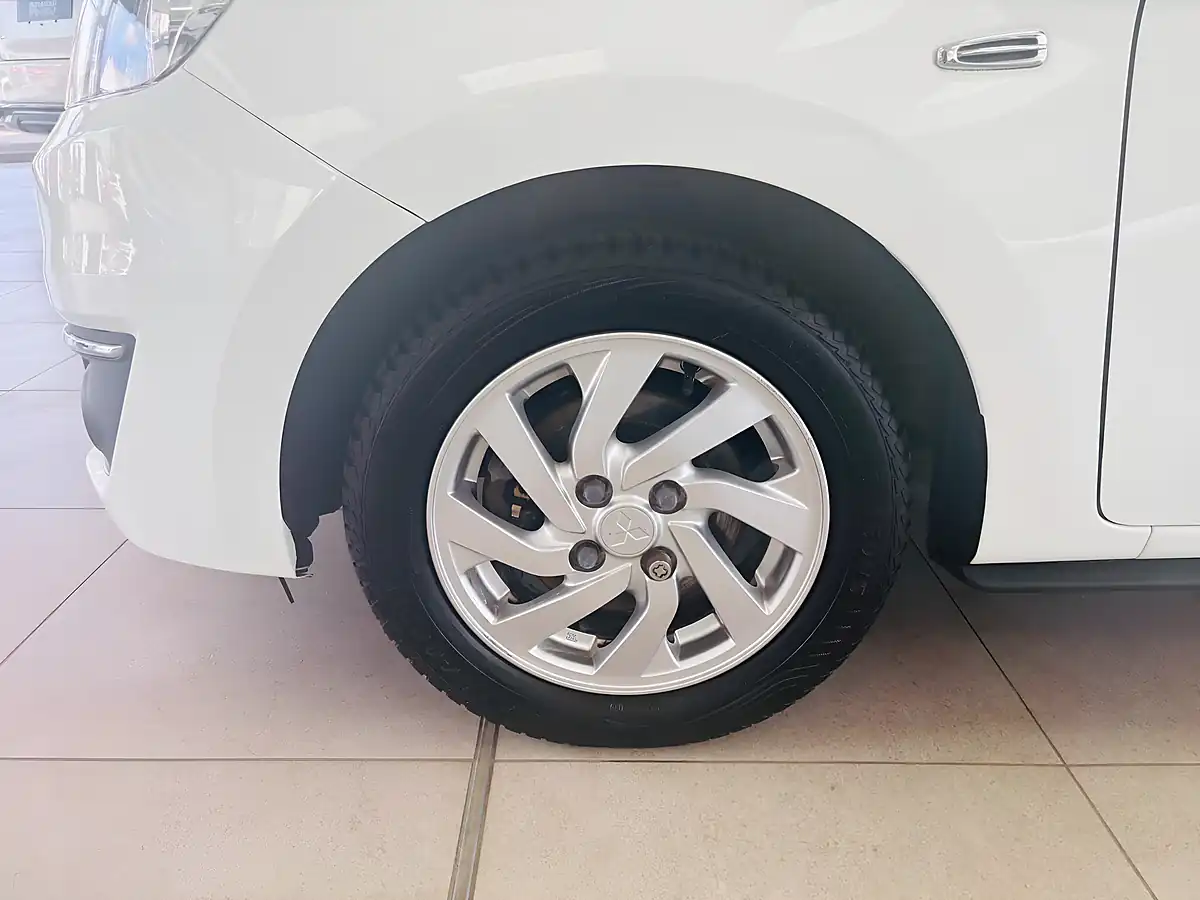 Used 2019 Mitsubishi Mirage 3 White - Interior and Exterior details 15