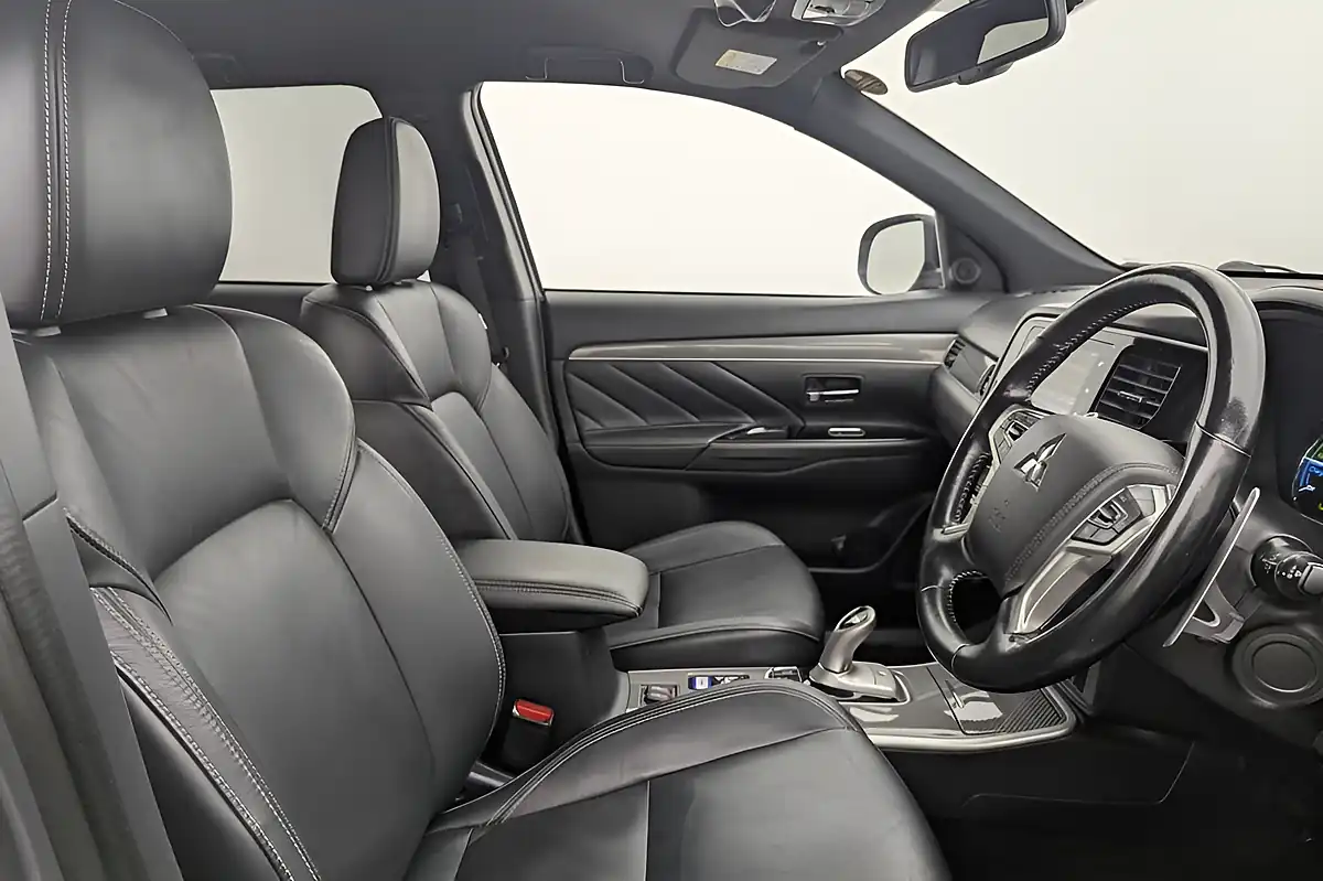 Used 2019 Mitsubishi Outlander 4h Grey - Interior and Exterior details 3