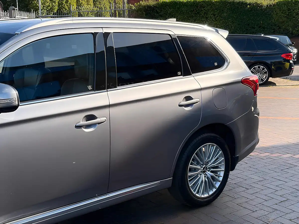 Used 2019 Mitsubishi Outlander 4hs Grey - Interior and Exterior details 12