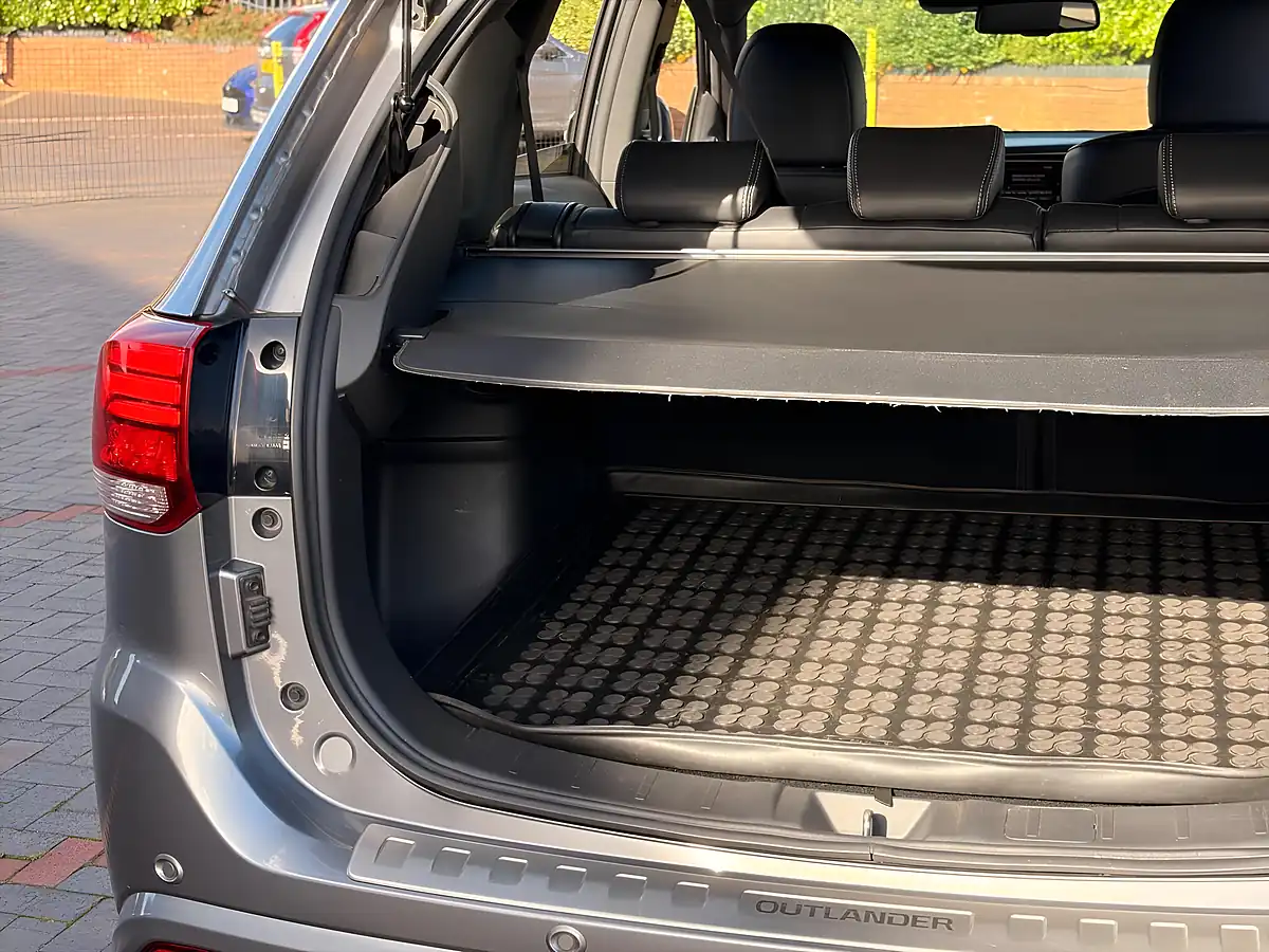 Used 2019 Mitsubishi Outlander 4hs Grey - Interior and Exterior details 14