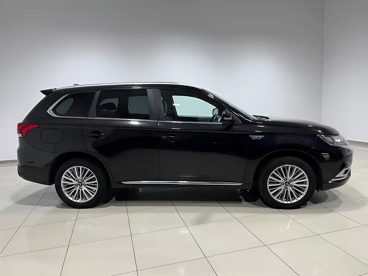 Used 2019 Mitsubishi Outlander Amethyst Black - Interior and Exterior details 10