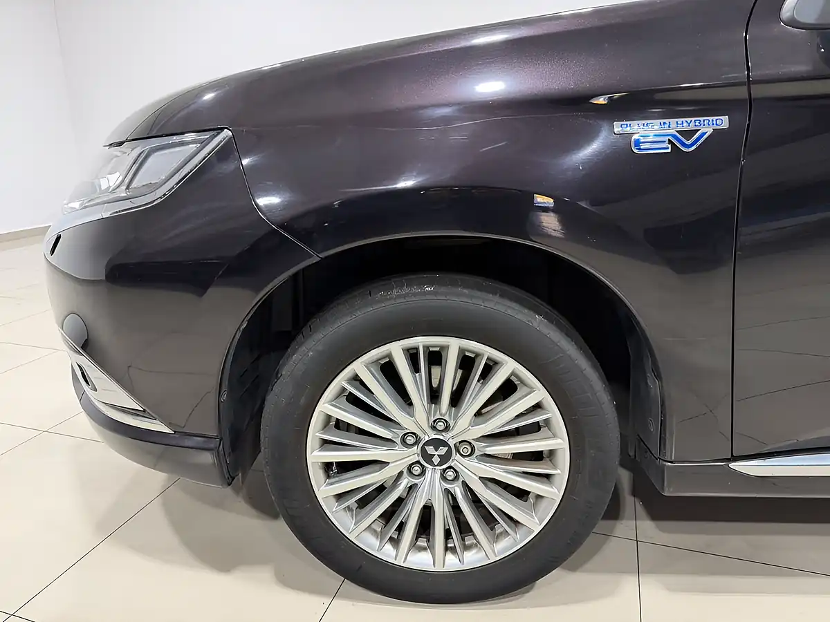 Used 2019 Mitsubishi Outlander Amethyst Black - Interior and Exterior details 5