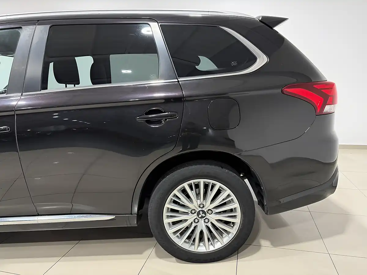 Used 2019 Mitsubishi Outlander Amethyst Black - Interior and Exterior details 7