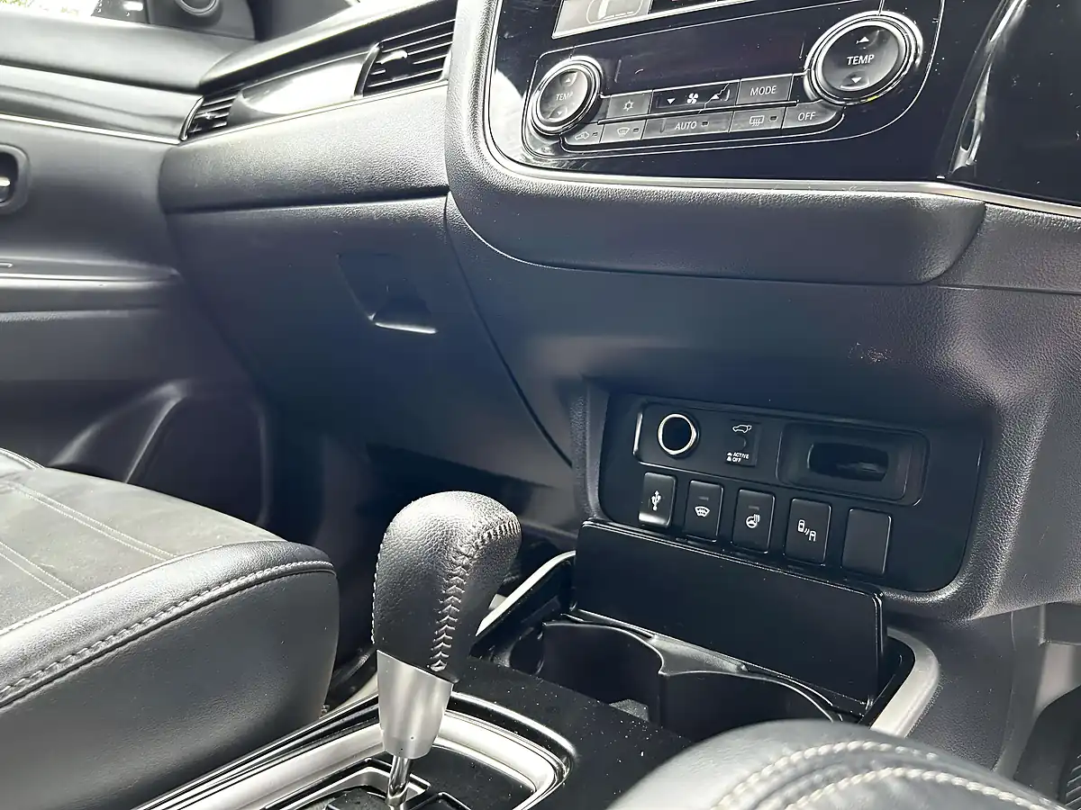 Used 2019 Mitsubishi Outlander Black Black - Interior and Exterior details 14