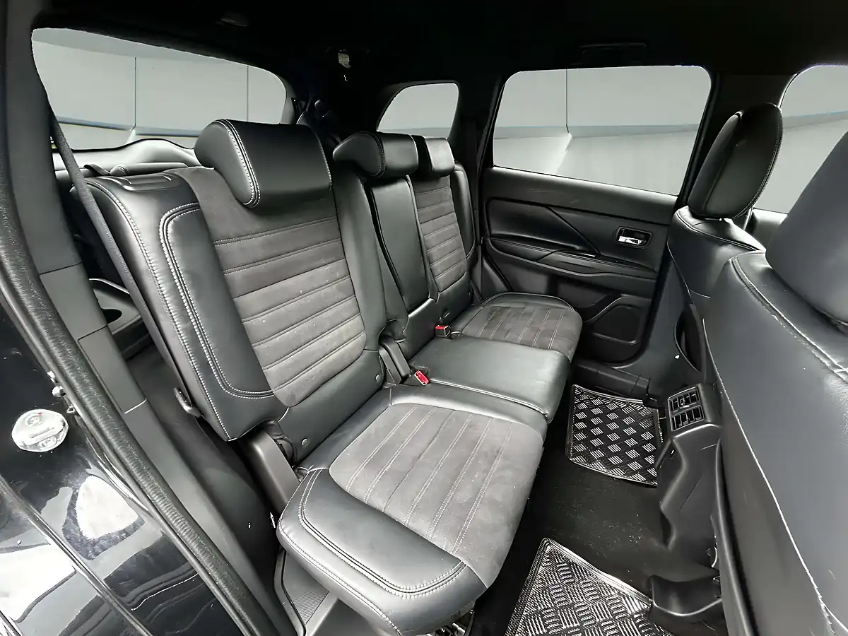 Used 2019 Mitsubishi Outlander Black Black - Interior and Exterior details 16