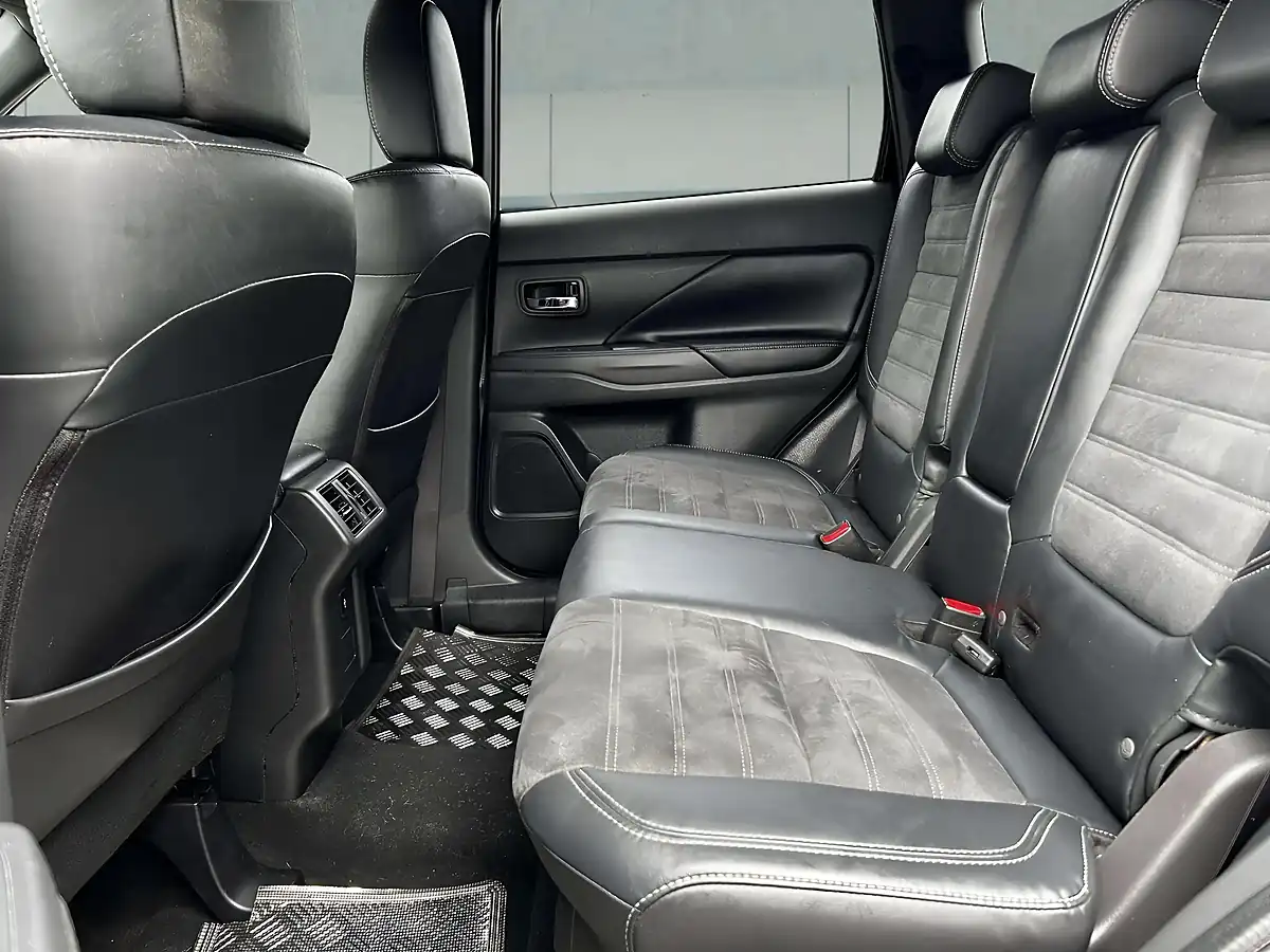 Used 2019 Mitsubishi Outlander Black Black - Interior and Exterior details 17