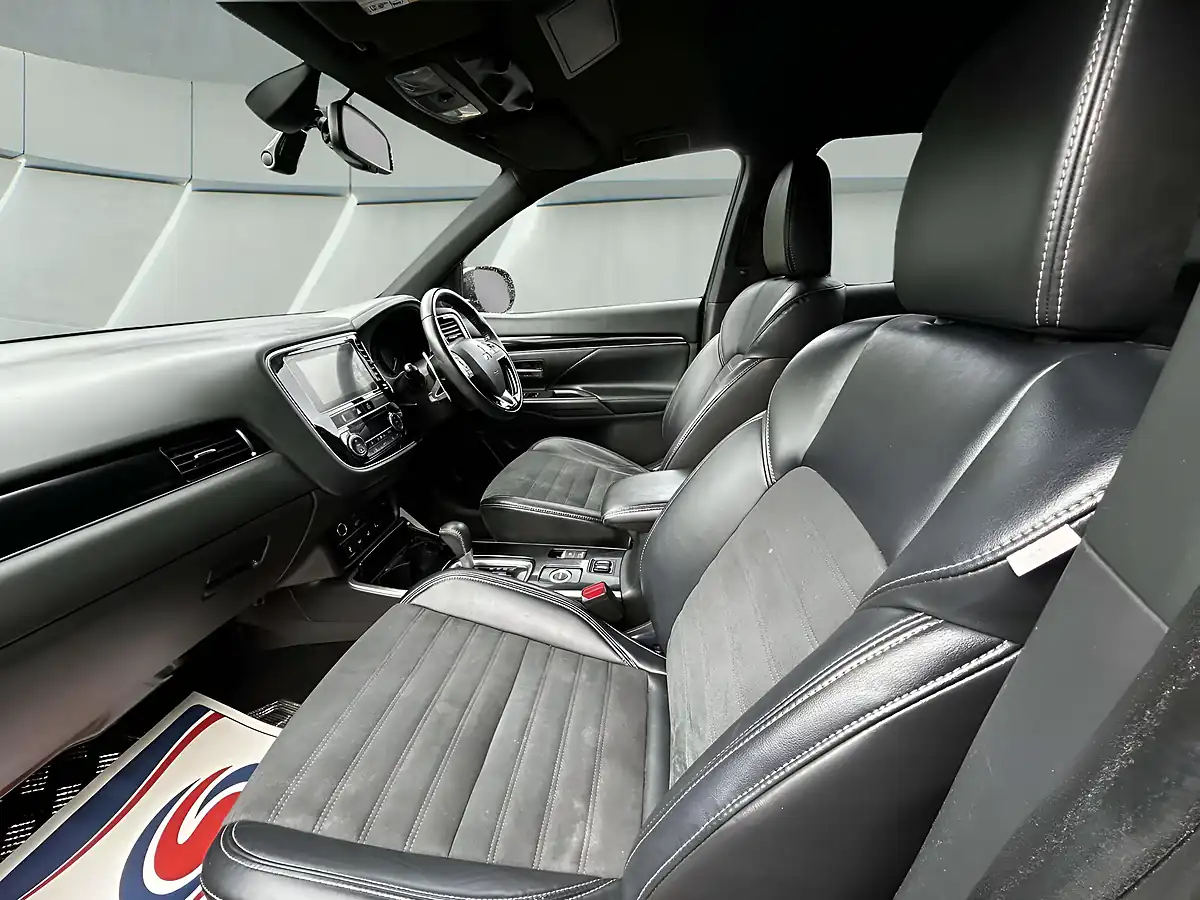 Used 2019 Mitsubishi Outlander Black Black - Interior and Exterior details 18