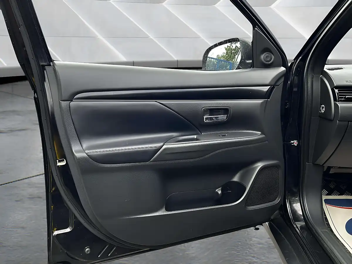 Used 2019 Mitsubishi Outlander Black Black - Interior and Exterior details 19