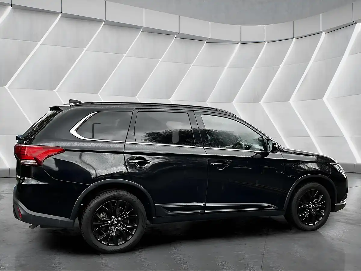 Used 2019 Mitsubishi Outlander Black Black - Interior and Exterior details 8