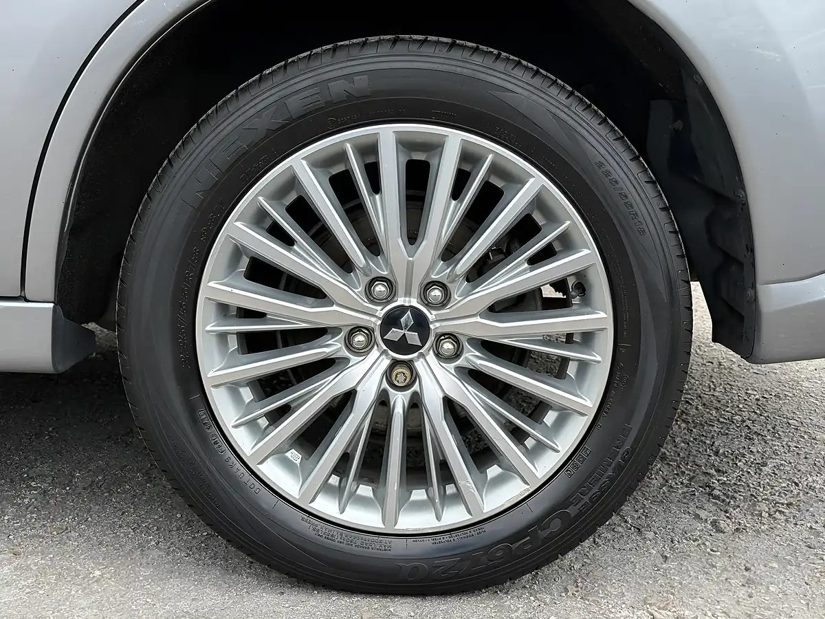 Used 2019 Mitsubishi Outlander Grey - Interior and Exterior details 10
