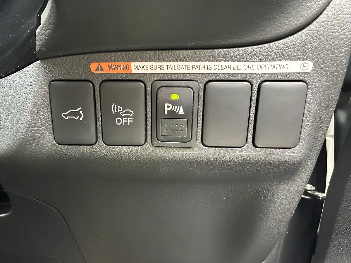 Used 2019 Mitsubishi Outlander Grey - Interior and Exterior details 12