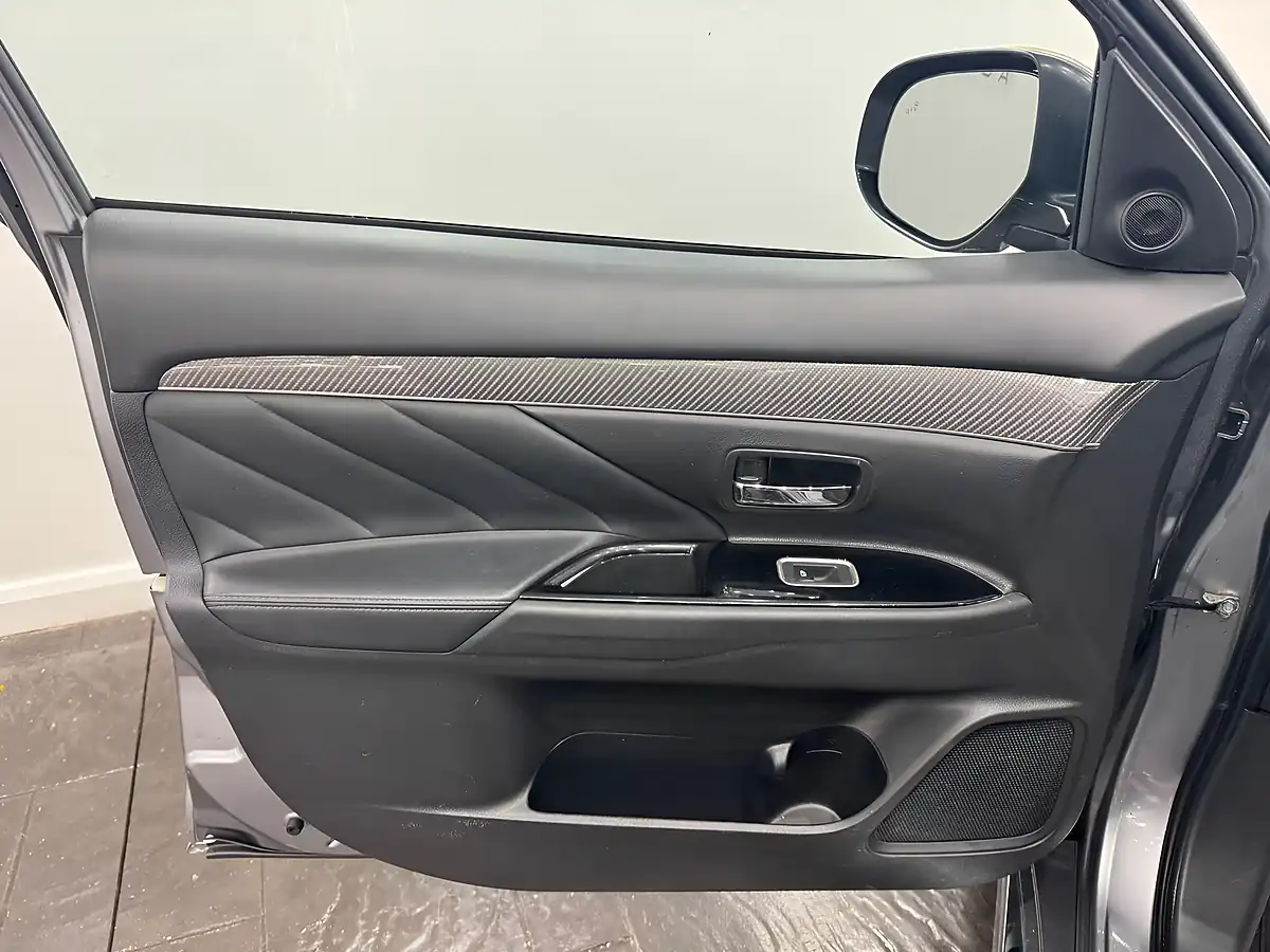Used 2019 Mitsubishi Outlander Grey - Interior and Exterior details 15
