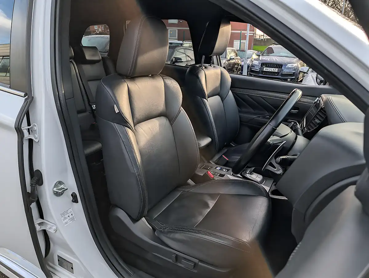 Used 2019 Mitsubishi Outlander - Interior and Exterior details 11