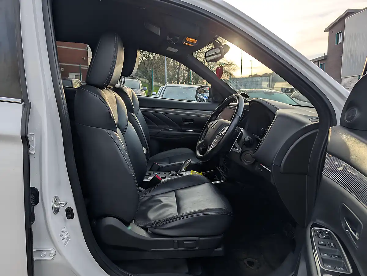 Used 2019 Mitsubishi Outlander - Interior and Exterior details 12