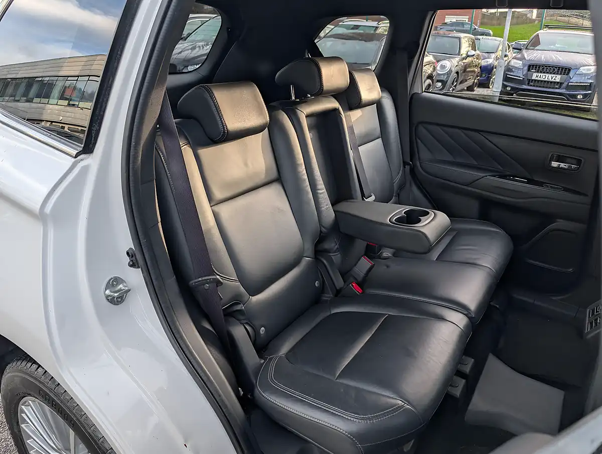 Used 2019 Mitsubishi Outlander - Interior and Exterior details 13