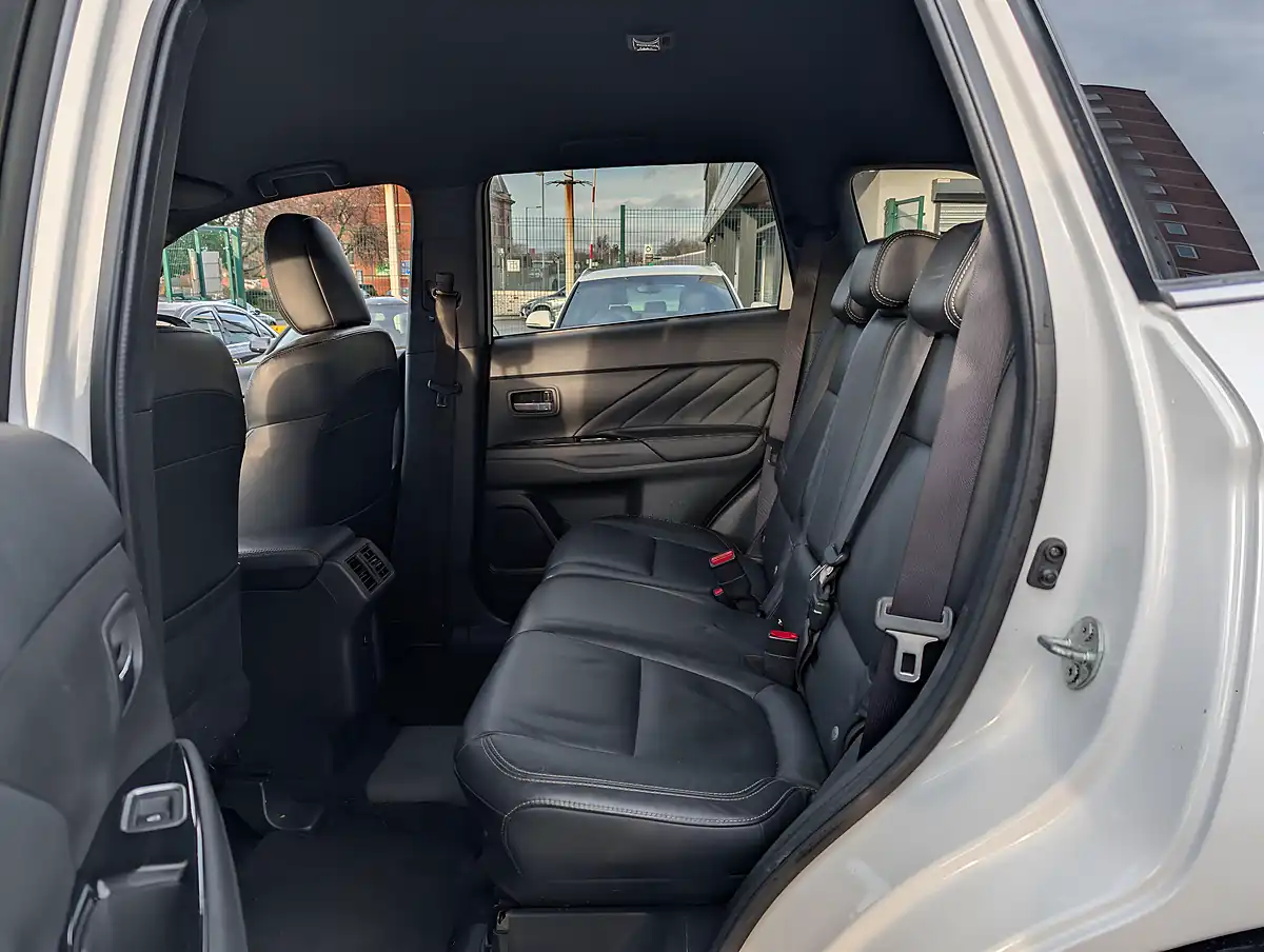 Used 2019 Mitsubishi Outlander - Interior and Exterior details 15