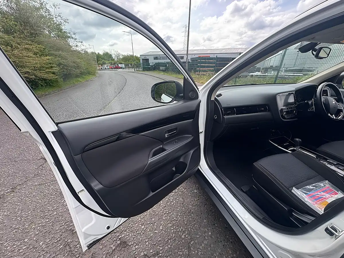 Used 2019 Mitsubishi Outlander Juro White - Interior and Exterior details 15
