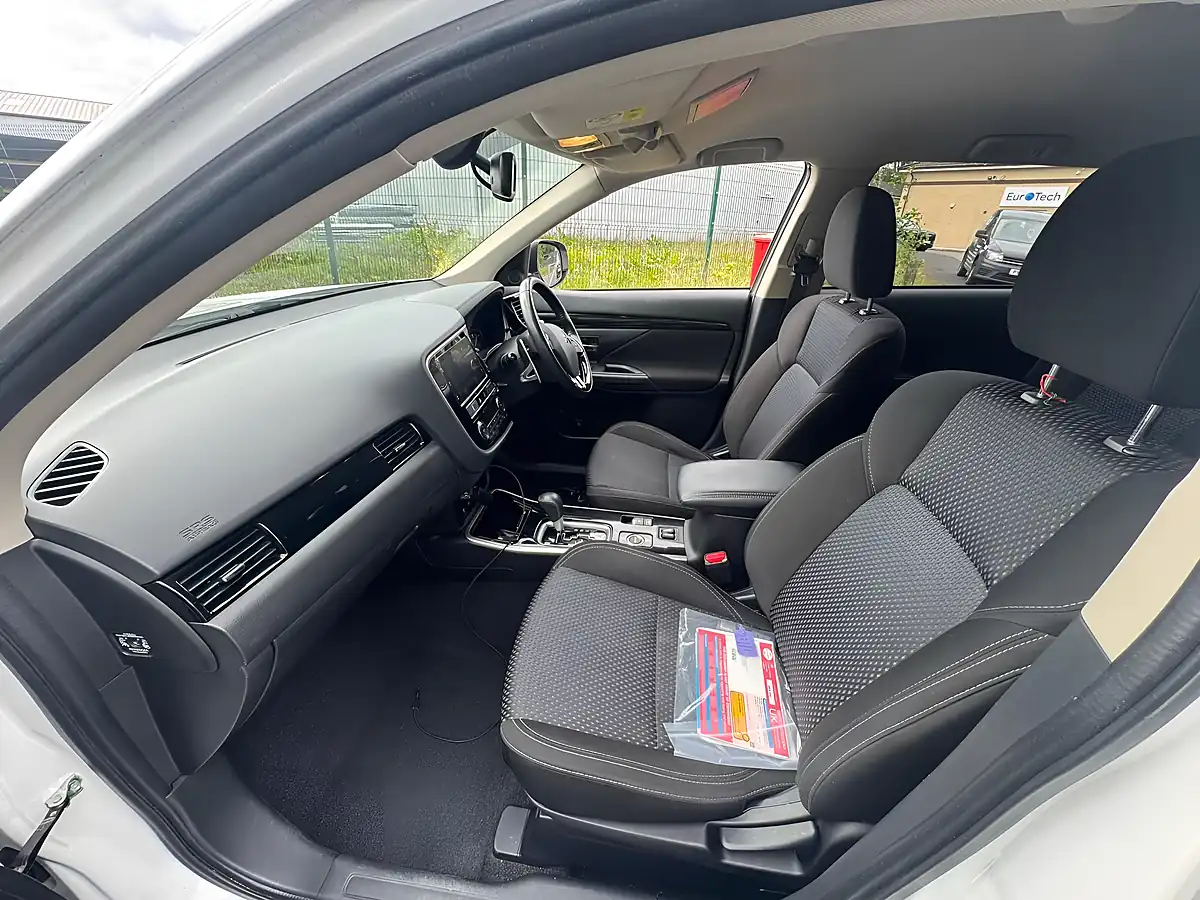Used 2019 Mitsubishi Outlander Juro White - Interior and Exterior details 16