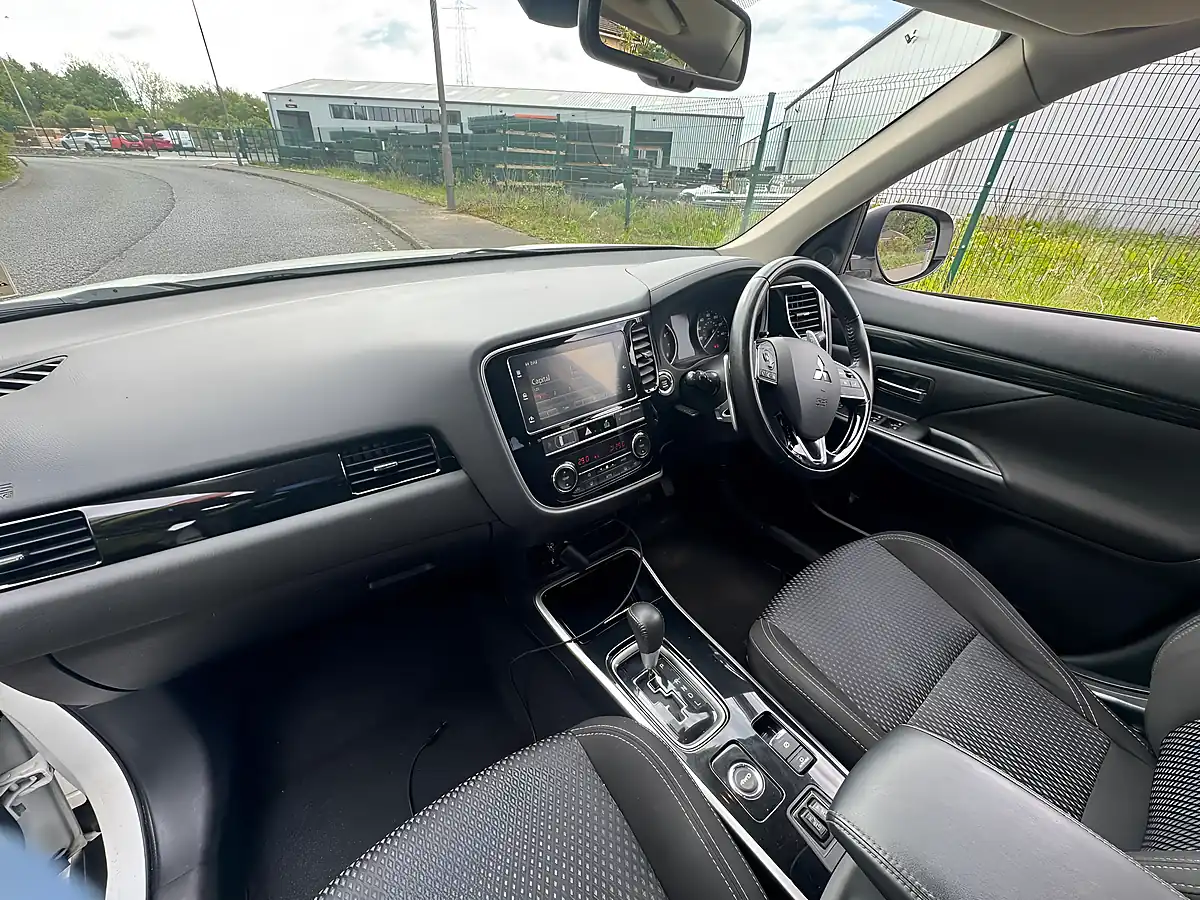 Used 2019 Mitsubishi Outlander Juro White - Interior and Exterior details 17