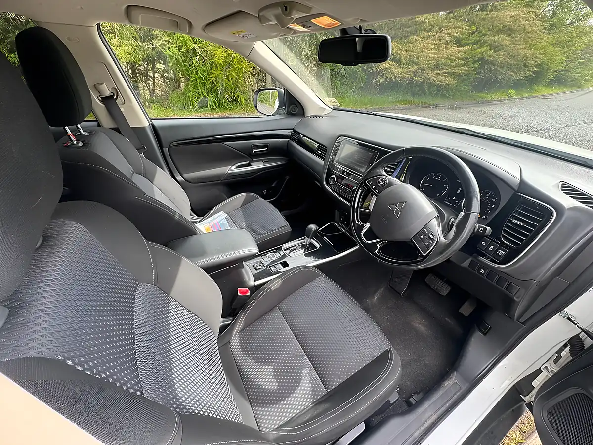 Used 2019 Mitsubishi Outlander Juro White - Interior and Exterior details 18