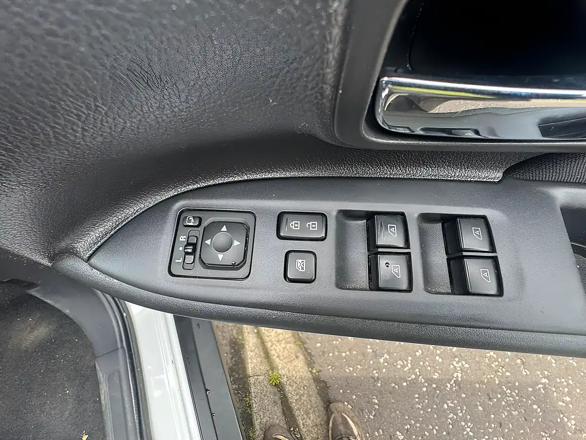 Used 2019 Mitsubishi Outlander Juro White - Interior and Exterior details 20